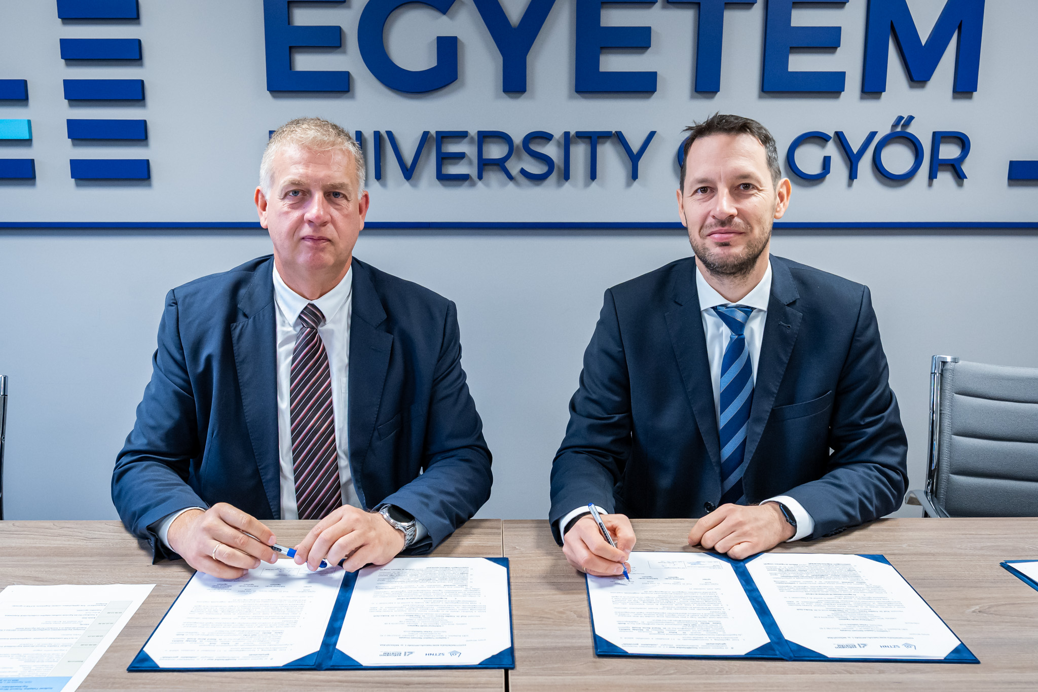 A megállapodást Farkas Szabolcs, a Szellemi Tulajdon Nemzeti Hivatala elnöke és dr. Kovács Zsolt, az egyetem általános és oktatási elnökhelyettese látta el kézjegyével.