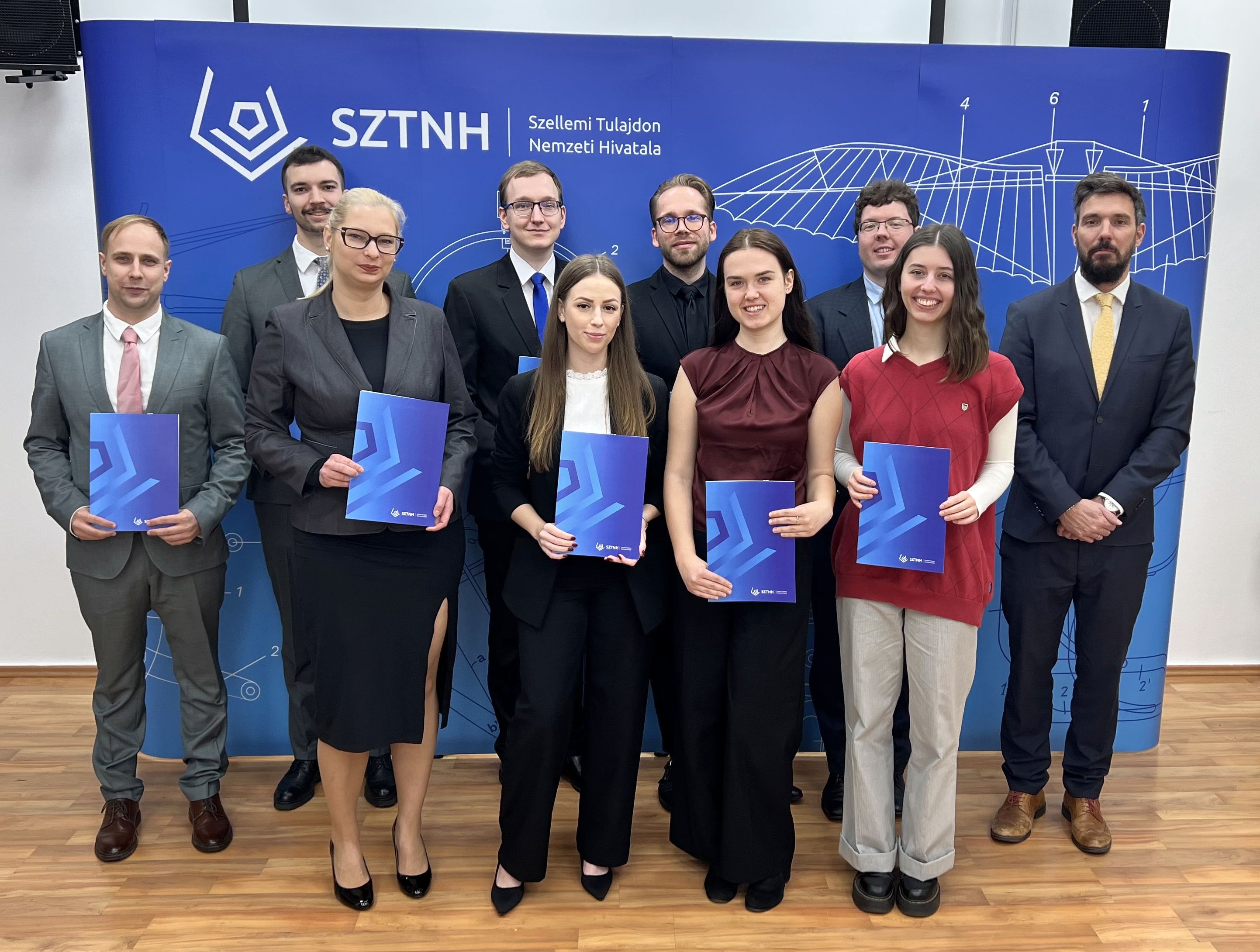 Csoportkép Ujvári díjátadó csoportkép