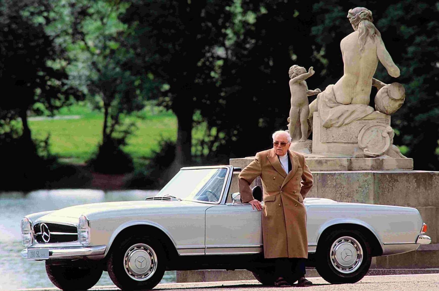 Barényi Béla és egy Mercedes autó