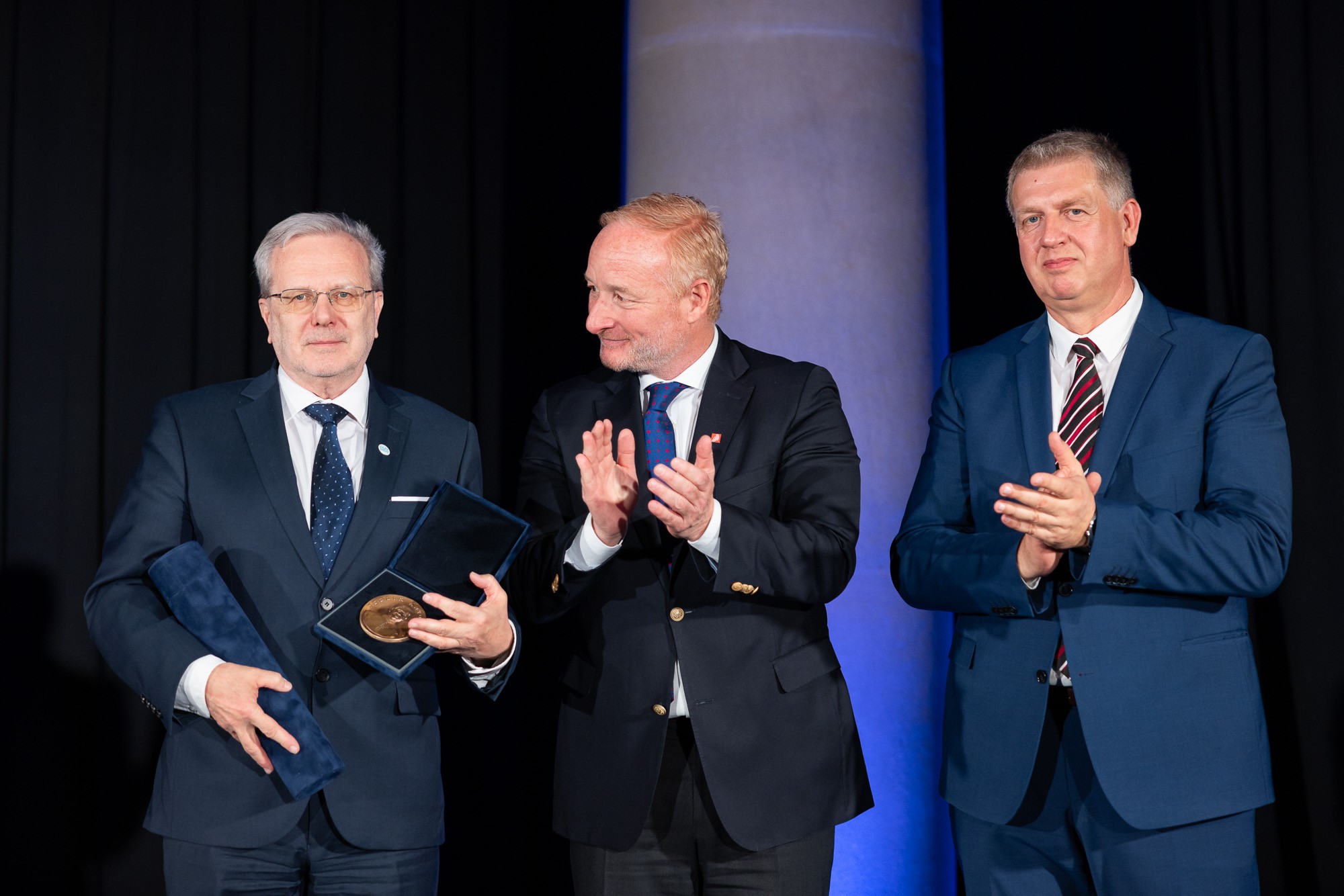 A képen dr. Gulyás Balázs díjazott