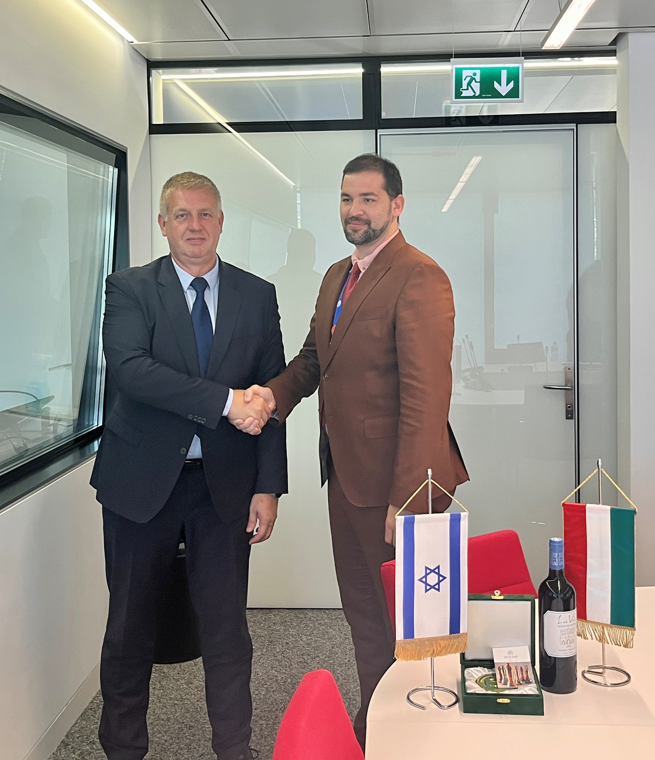Farkas Szabolcs kézfogása az Izraeli küldöttség képviselőjével