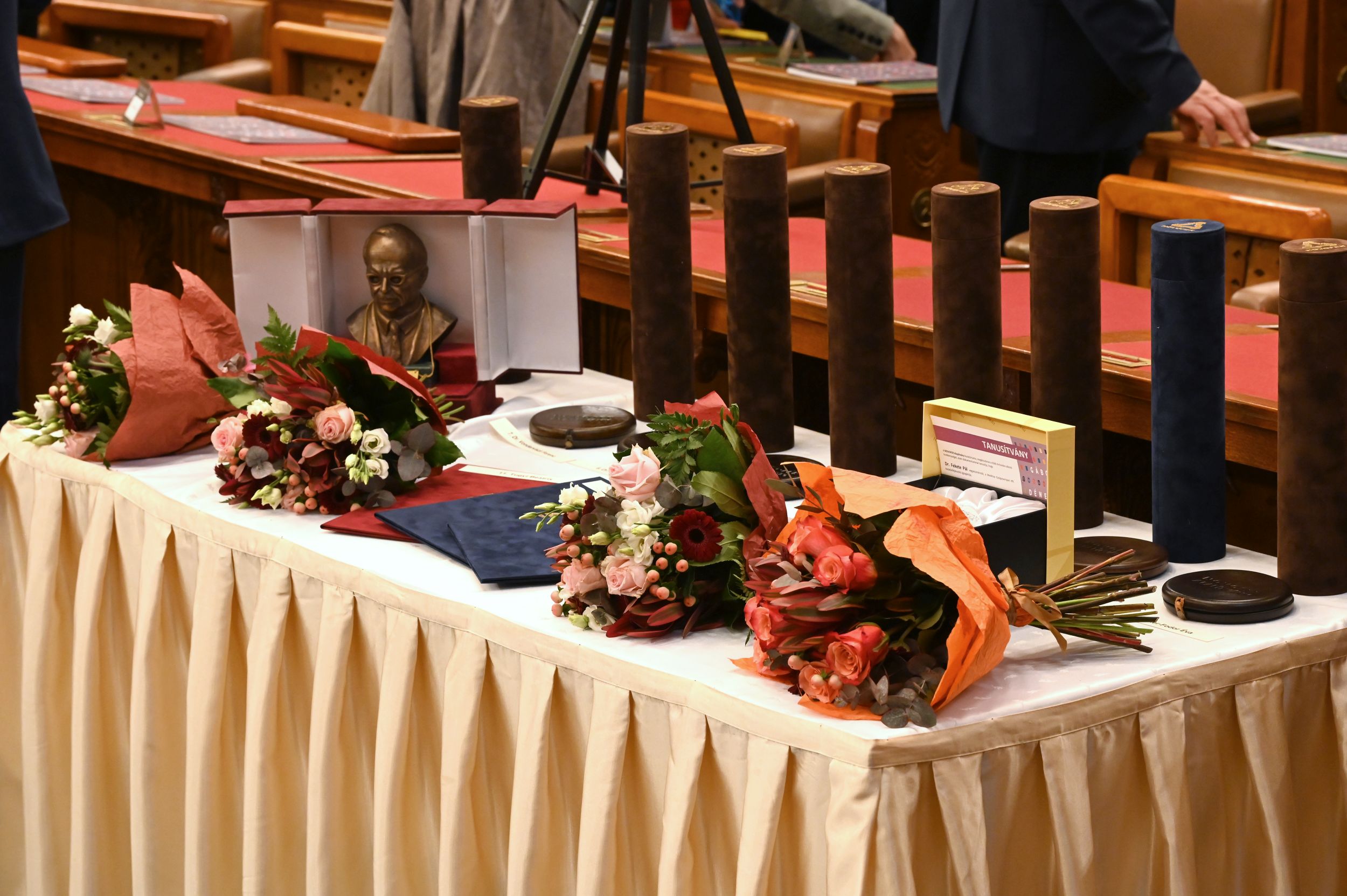 Gábor Dénes díjak az asztalon