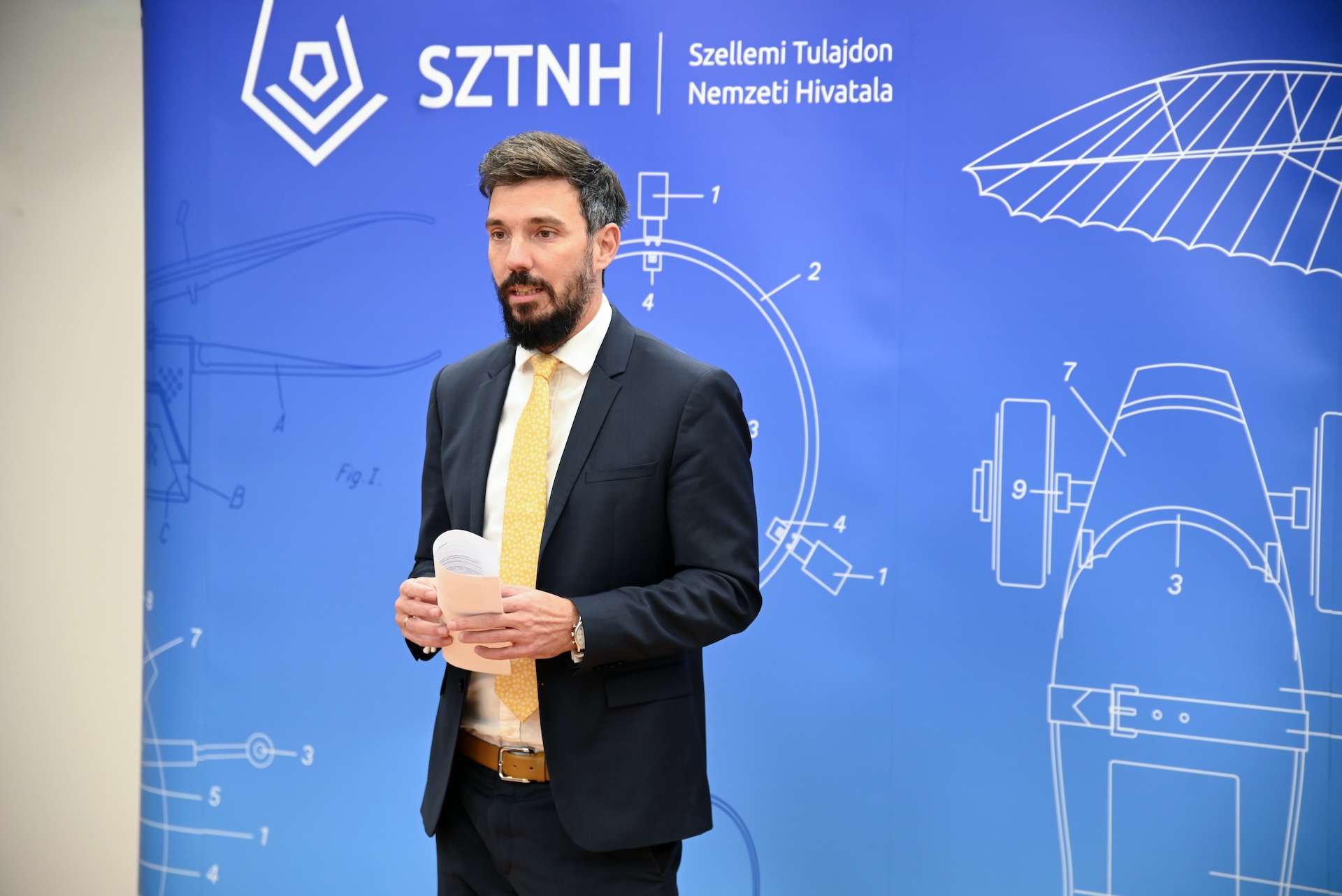 Díjátadó, dr. Lábody Péter, elnökhelyettes A díjakat dr. Lábody Péter, az SZTNH jogi és nemzetközi ügyekért felelőse elnökhelyettese adta át