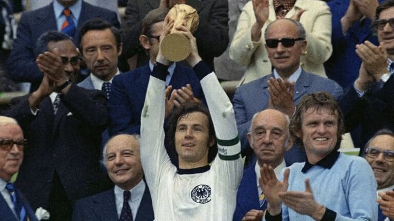 Beckenbauer a VB kupával Beckenbauer a VB kupával ünnepel