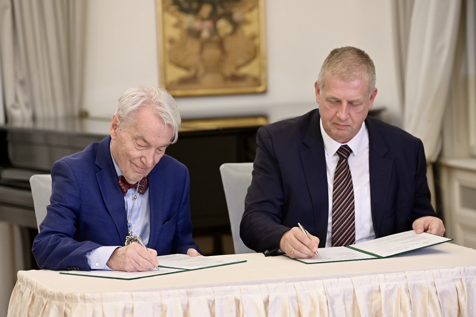 Prof. Dr. Vizi E. Szilveszter, az MCLT elnöke és Farkas Szabolcs, az SZTNH elnöke írta alá a megállapodást